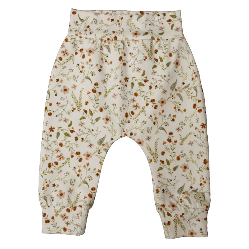 Newborn broekje met kleine gekleurde bloemetjes.