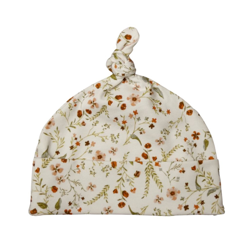 Newborn mutsje met kleine gekleurde bloemetjes.
