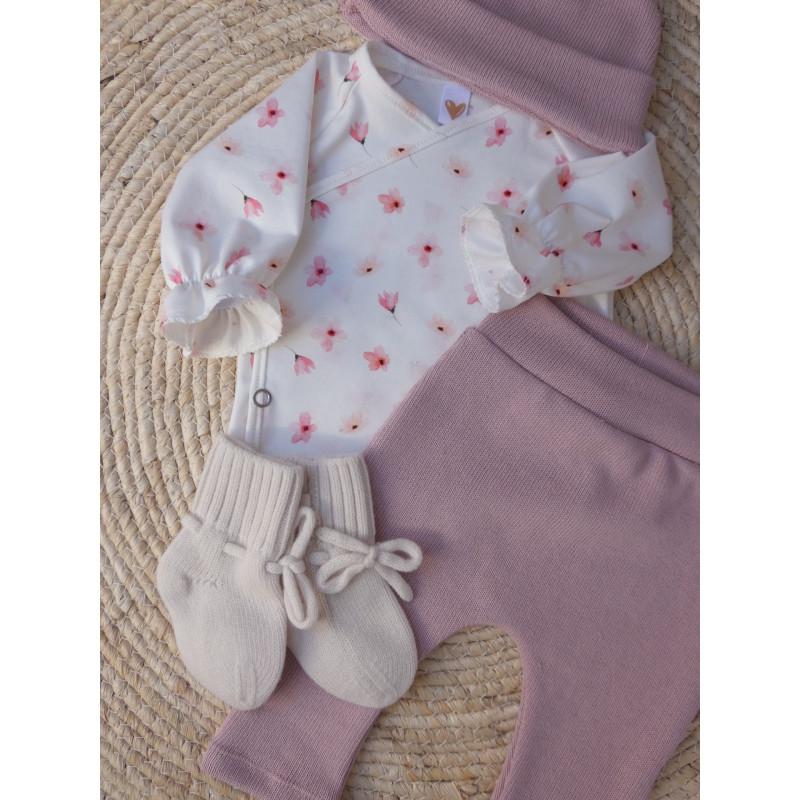 baby broekje gebreid roze en overslagshirtje roze bloemen