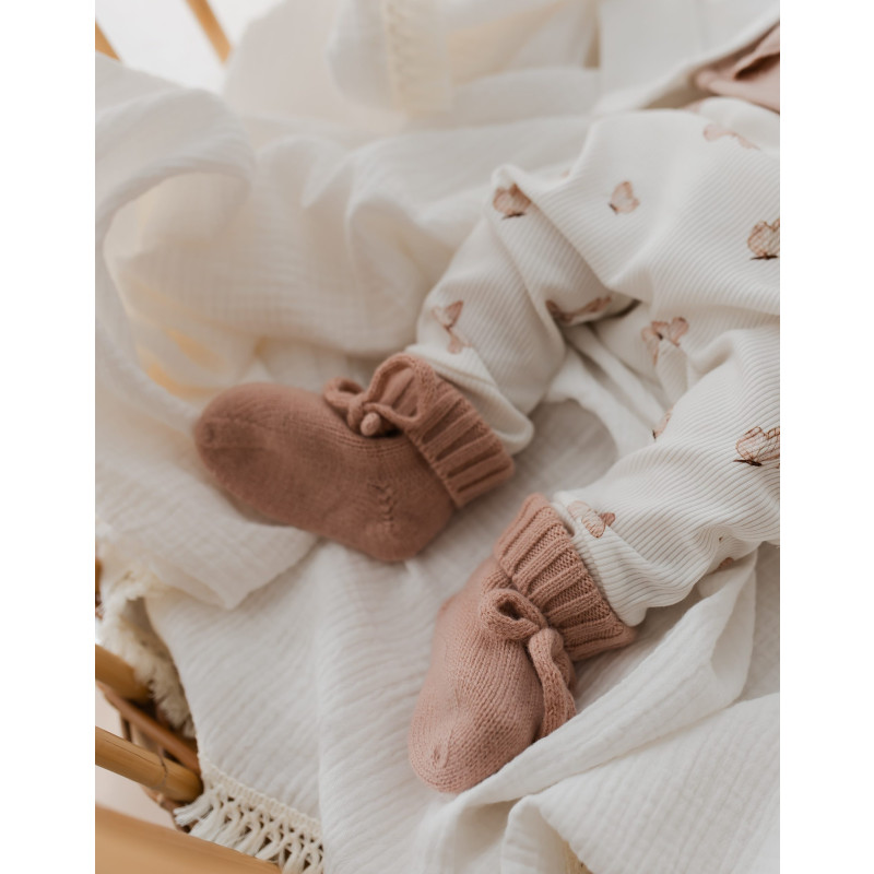 Newborn slofjes met koordje in roze.