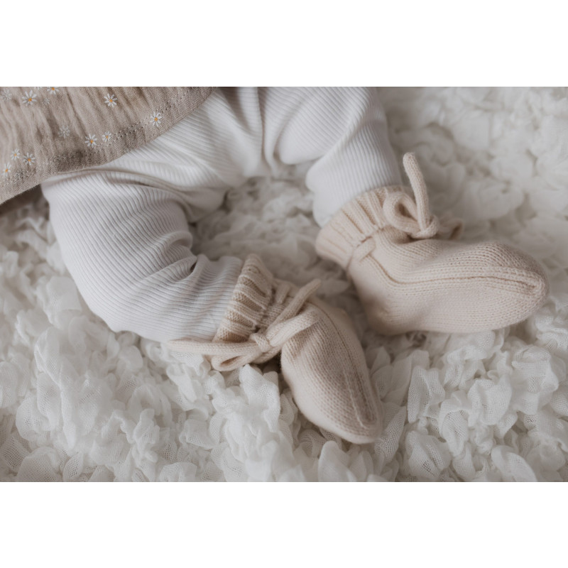 Newborn broekje in een ribstof in de kleur off-white.