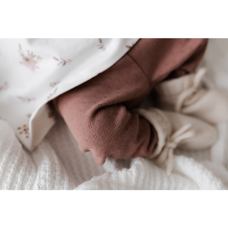 Newborn legging in ajourstof in de kleur donker roze.