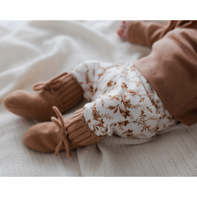 Newborn broekje met perzikkleurige bloemen.