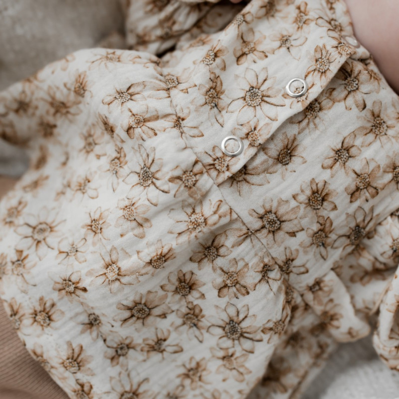 Newborn blousje in hydrofiel met ruffles en kleine bloemetjes.
