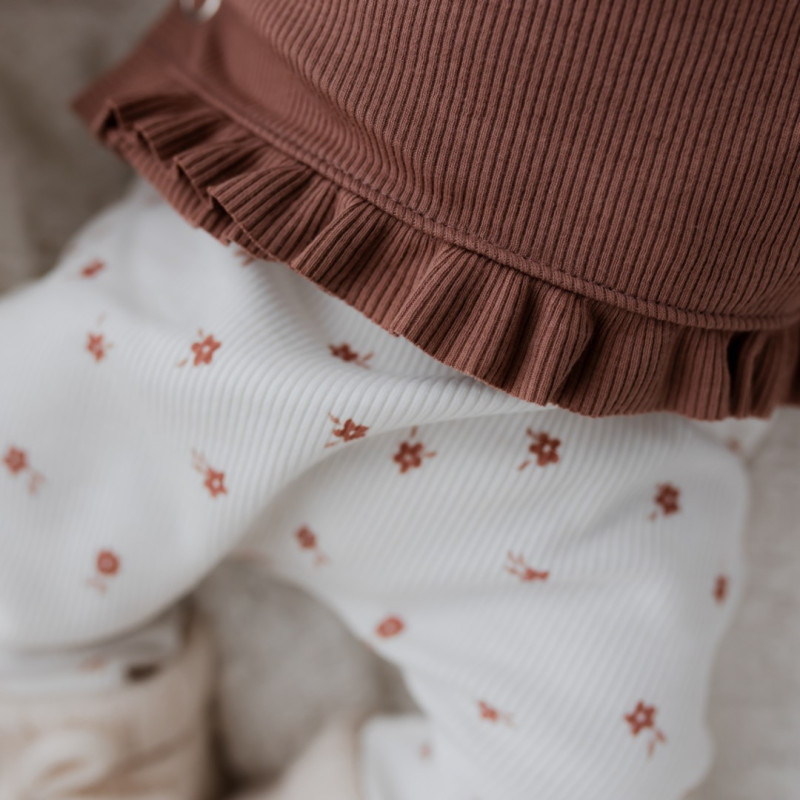 Newborn overslagshirtje met ruffles in een fijne ribstof.