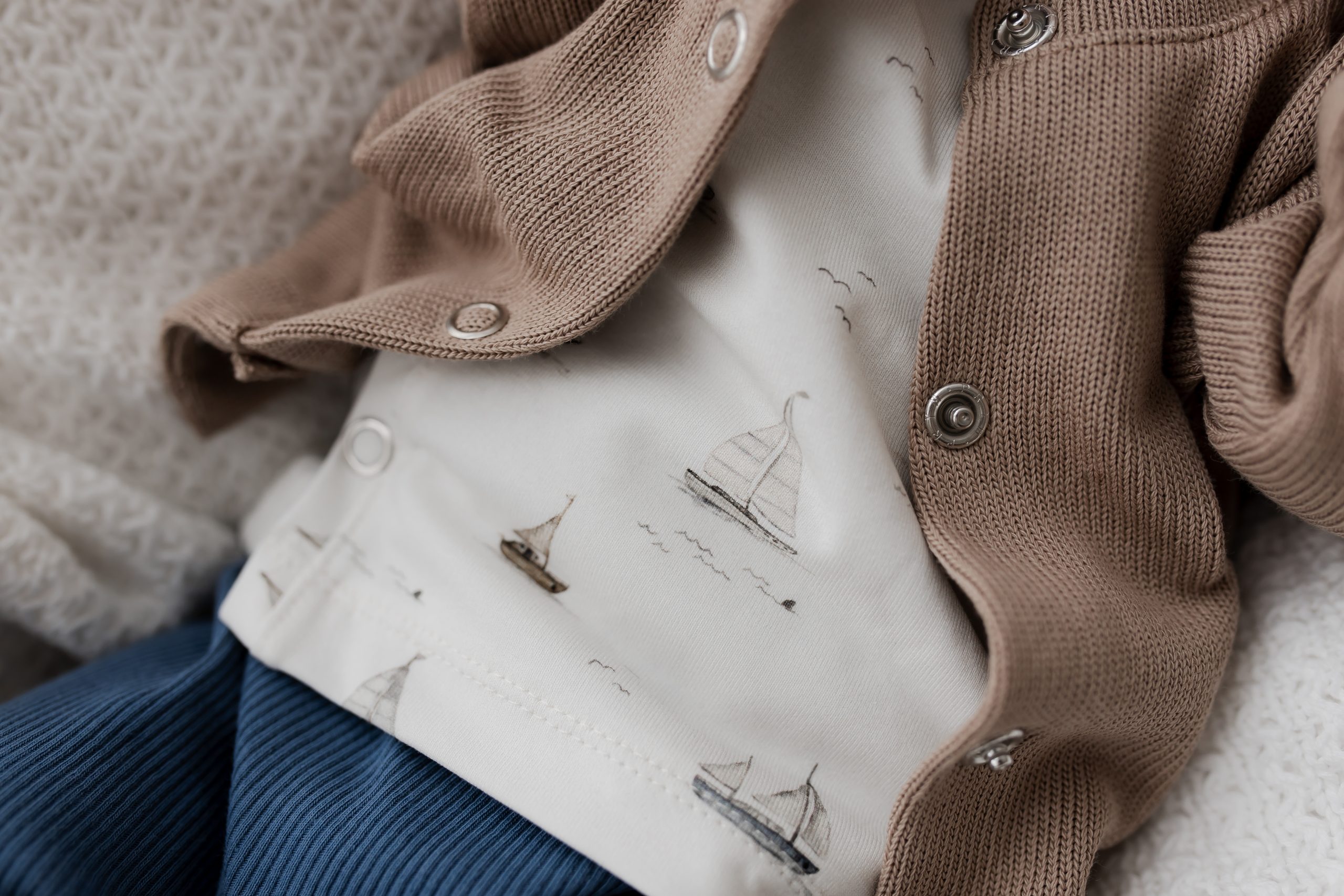 Newborn overslagshirtje met zeilbootjes