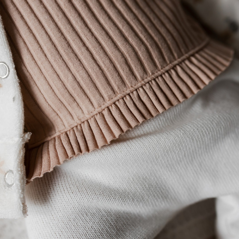 newborn overslagshirtje nude roze in een brede rib met ruffles