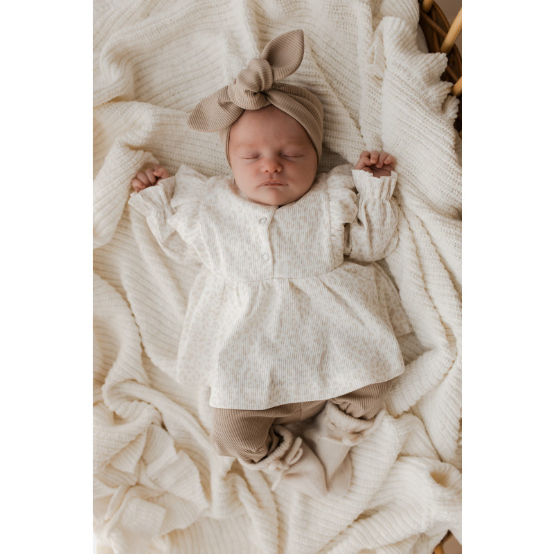 Baby blousje in een ribstofje met een zandkleurig panterprintje