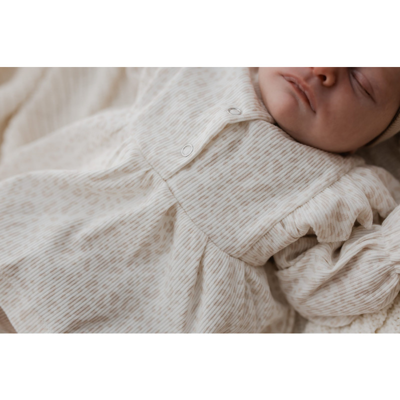 Newborn blousje met ruffles in een ribstof met een panterprintje.