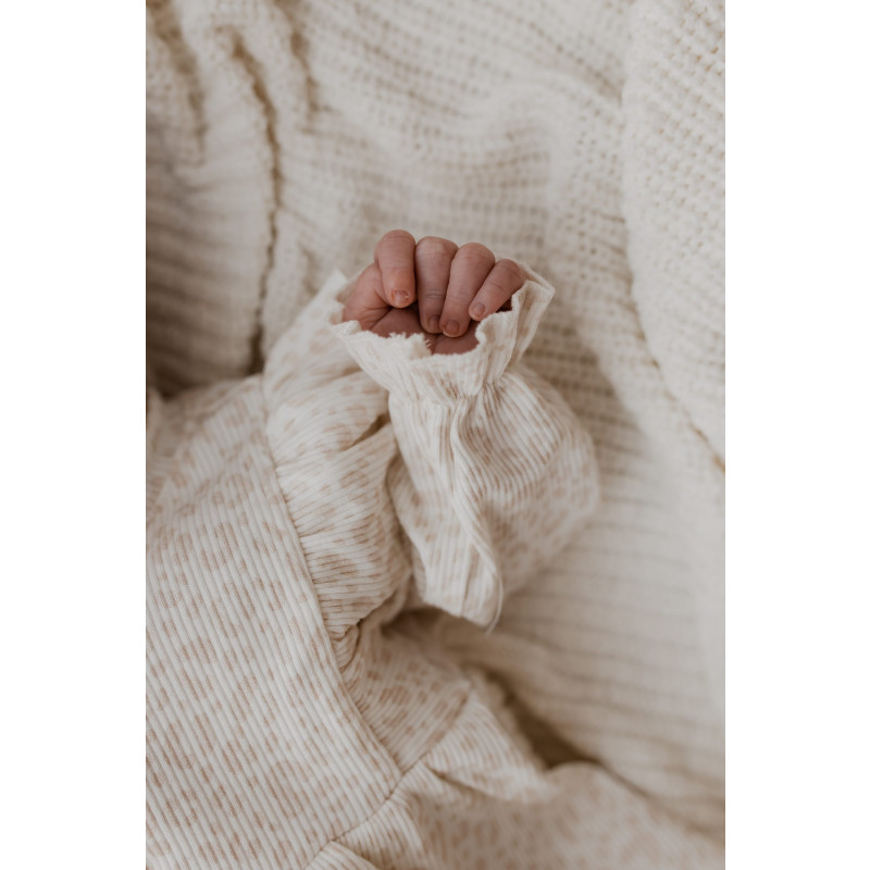 Newborn blousje met ruffles in een ribstof in een panterprintje.