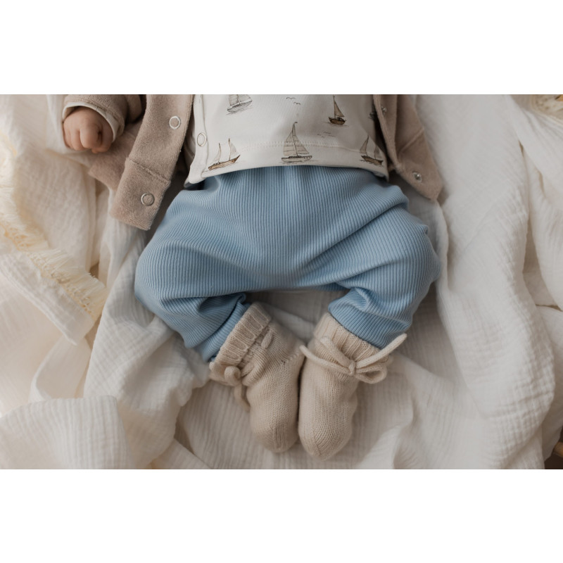 Newborn broekje lichtblauw in een fijne ribstof