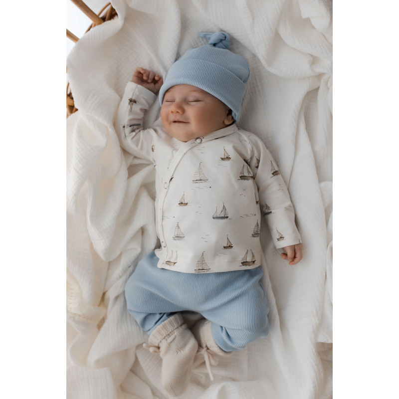Newborn babybroekje lichtblauw in een ribstof.
