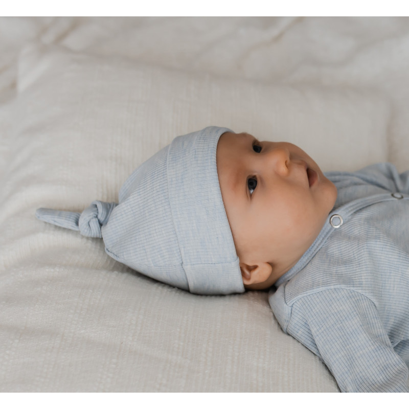 Newborn mutsje lichtblauw in een dunne ribstof.