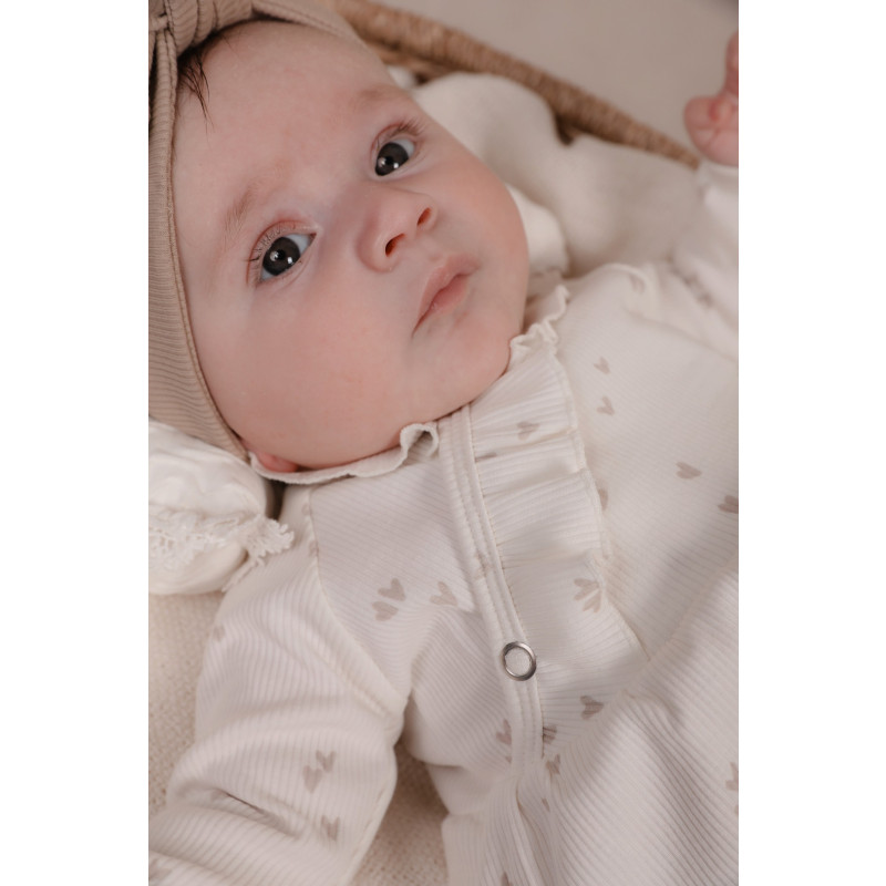 Newborn baby jurkje overslag met ruffles en kleine zandkleurige hartjes