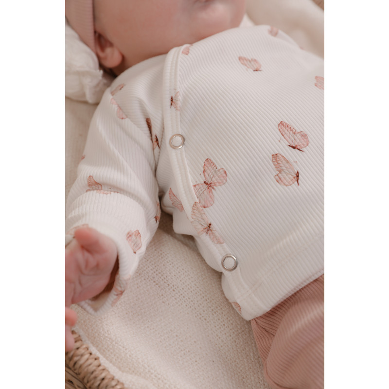 Newborn overslagshirtje met kleine roze vlinders.