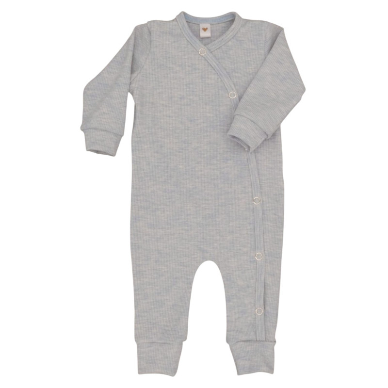 Newborn overslag boxpakje in een lichtblauwe kleur gemaakt van een fijne ribstof.