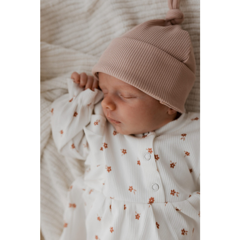 Newborn mutsje in een nude roze kleur.