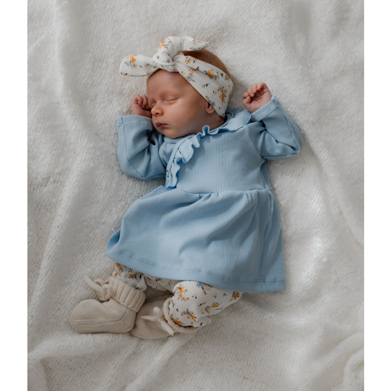 Newborn jurkje lichtblauw met ruffles in een fijne ribstof.