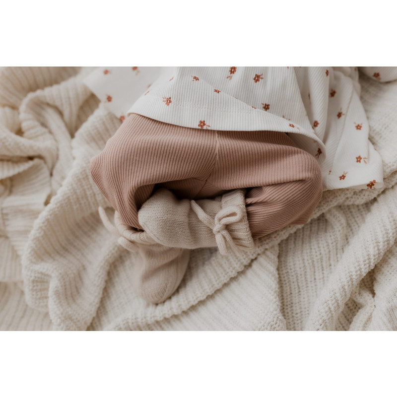 Newborn legging in een nude roze kleur.
