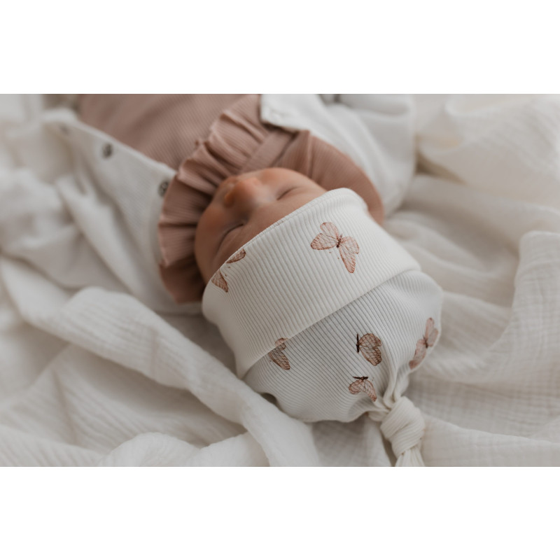 Newborn babymutsje met roze vlinders in en fijne ribstof