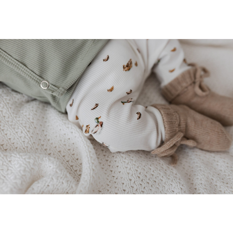 Newborn babybroekje met kleine eendjes in een fijne ribstof.