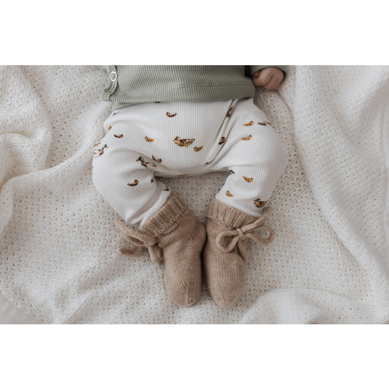Newborn babybroekje met kleine eendjes in een fijne ribstof.