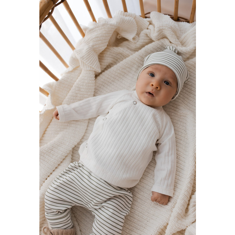 Newborn broekje met een dun groen streepje.