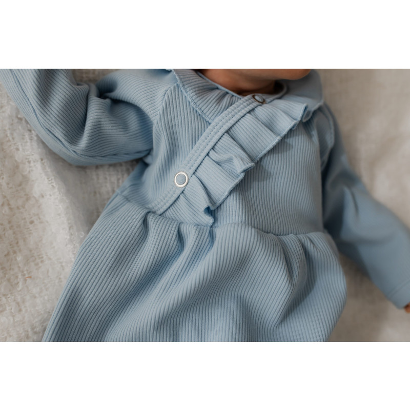 Newborn overslagjurkje met ruffles in lichtblauw