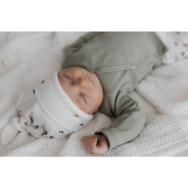 Newborn babymutsje met kleine eendjes.