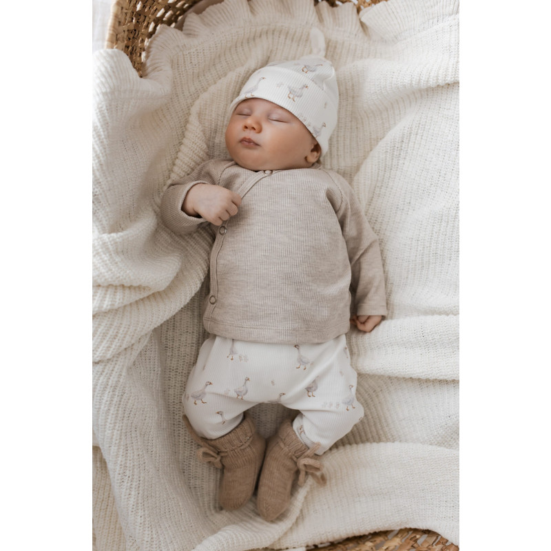 Newborn overslagshirtje in een licht beige kleur.