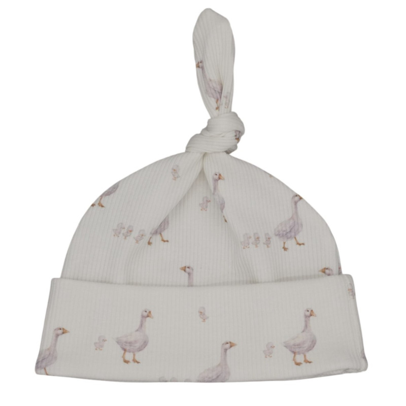 Newborn mutsje met kleine gansjes in een fijne ribstof.