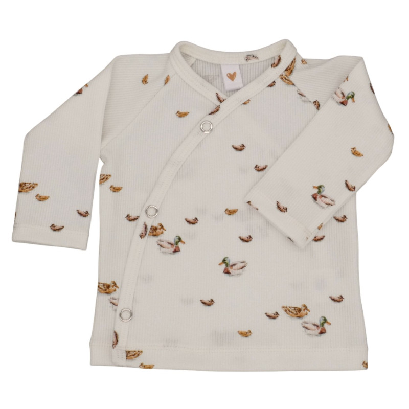Newborn overslagshirtje met kleine eendjes in een fijne ribstof.