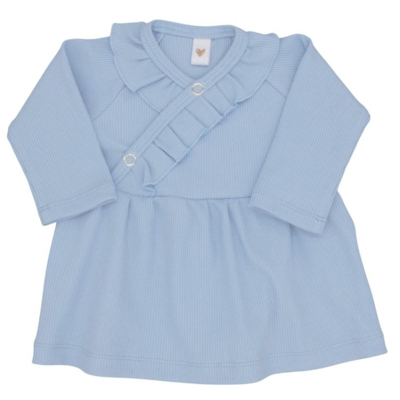 Newborn jurkje met ruffles in een lichtblauwe kleur gemaakt van een fijne ribstof.