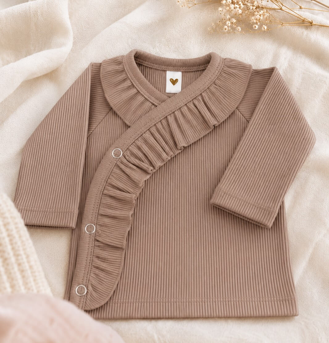 Newborn overslagshirtje met ruffles in een donker beige kleur