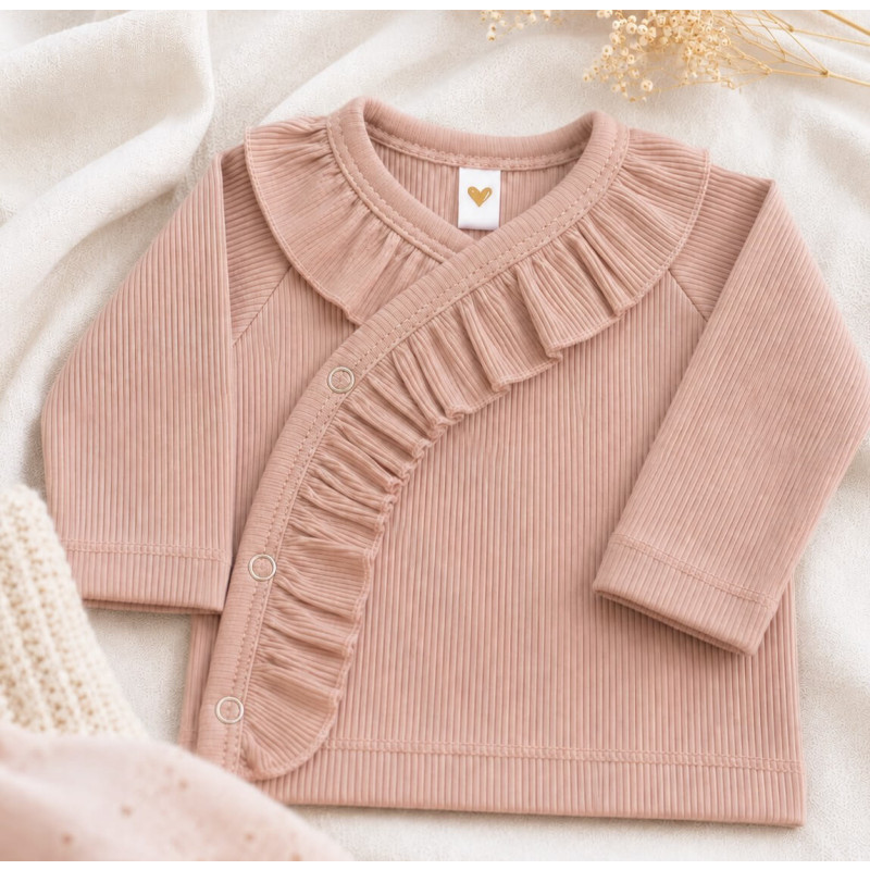 Newborn overslagshirtje met ruffles langs de voorkant in het nude roze