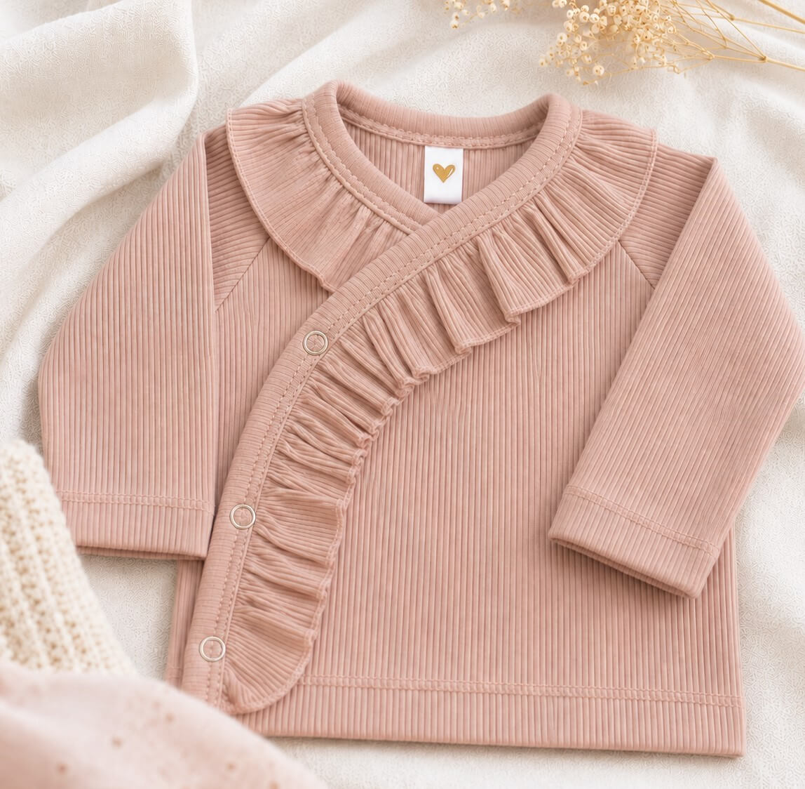 Newborn overslagshirtje met ruffles langs de voorkant in het nude roze