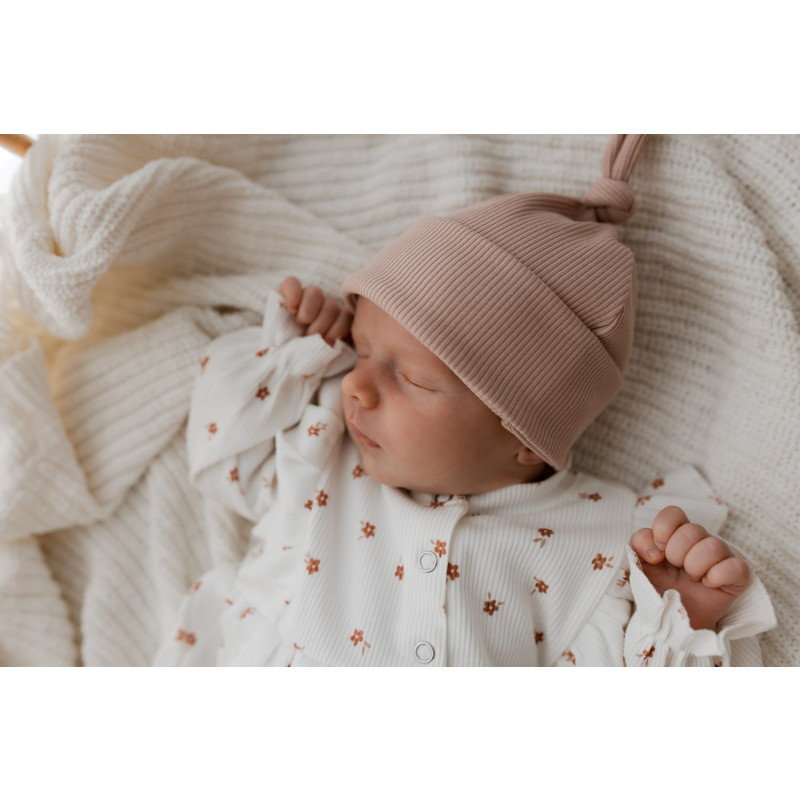 Newborn mutsje in een nude roze kleur.