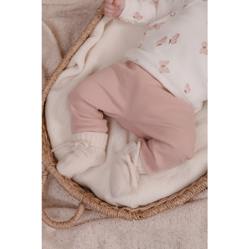 Newborn broekje in een nude roze kleur.