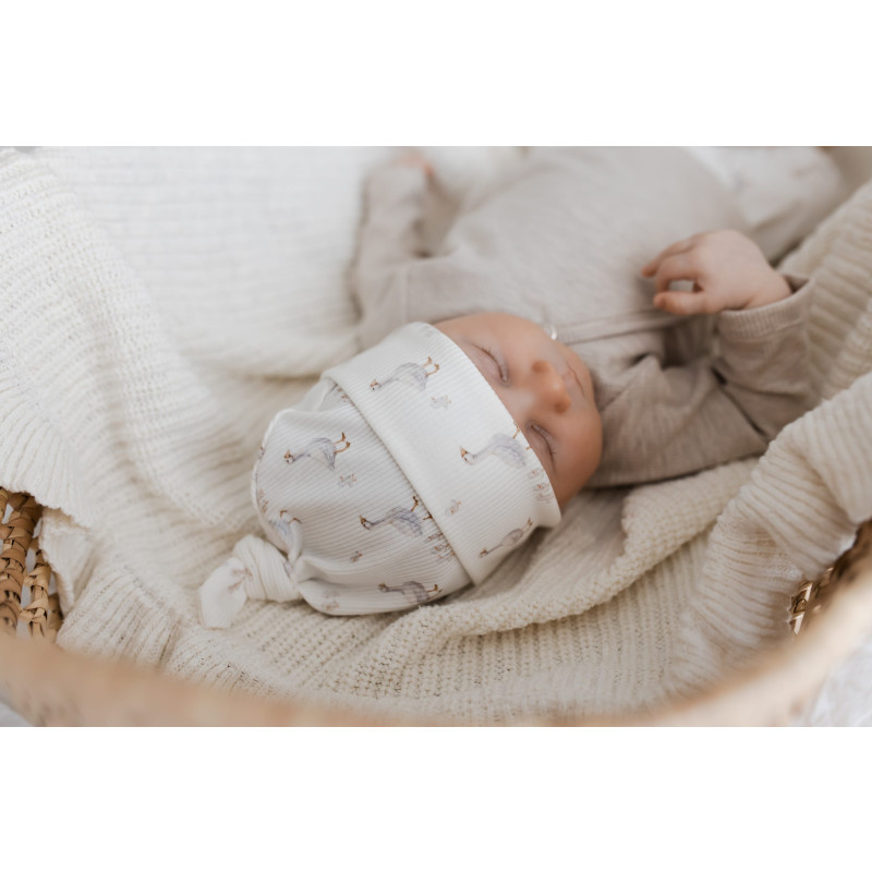 Newborn mutsje met gansjes in een fijne ribstof.