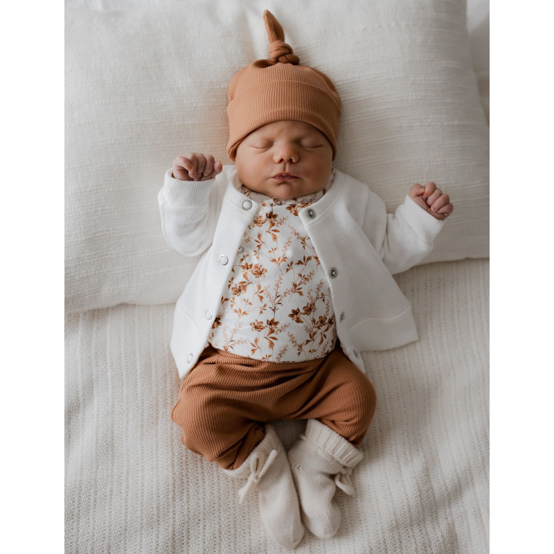 Newborn broekje perzik in een fijne rib stof.