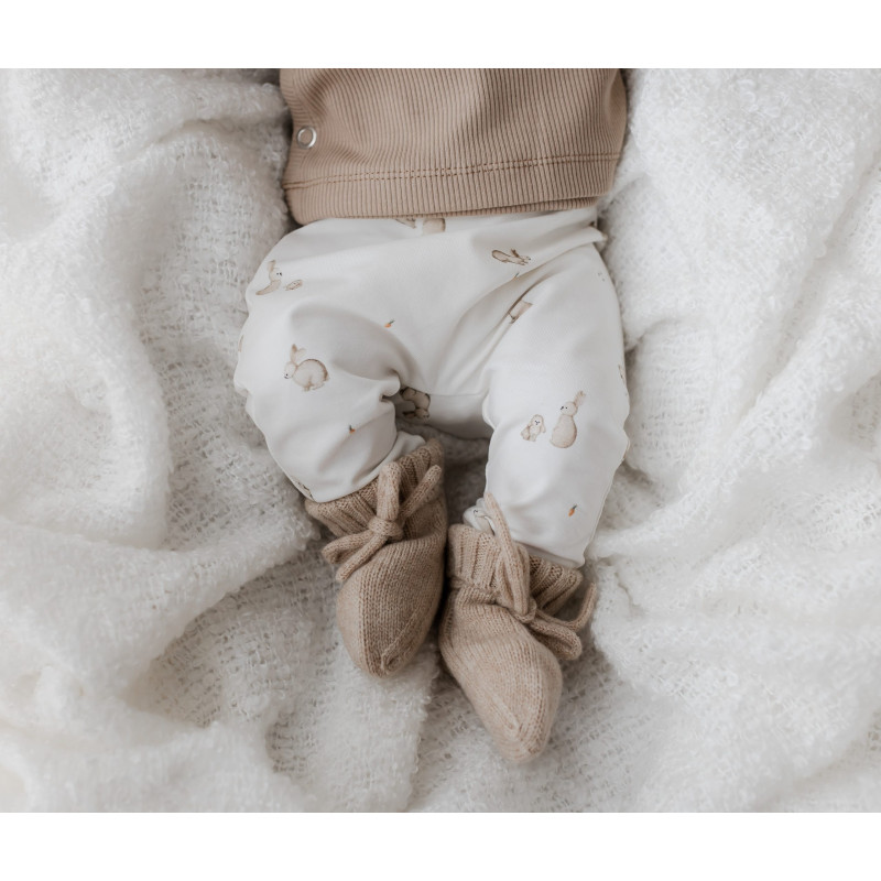 Newborn broekje ecru met zandkleurige konijntjes