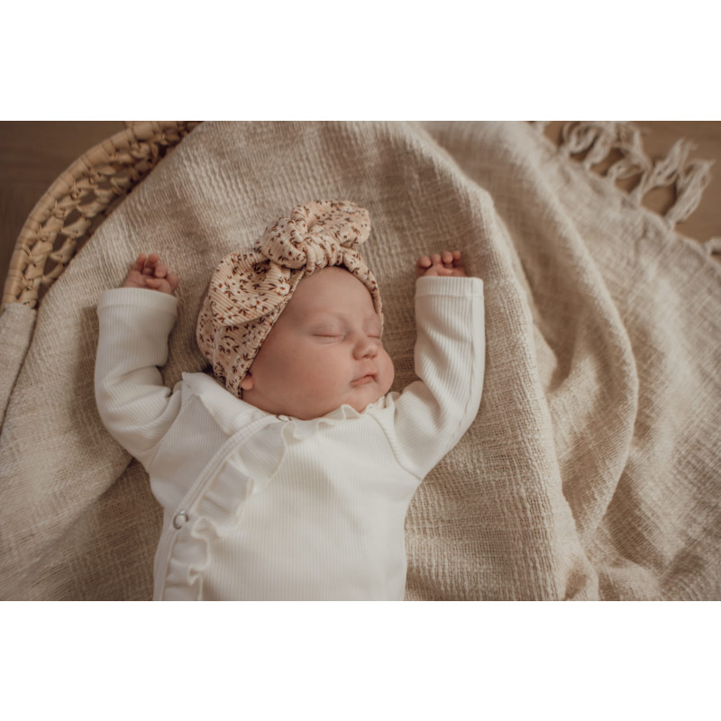 Newborn overslagshirtje ecru met ruffles in een fijne ribstof