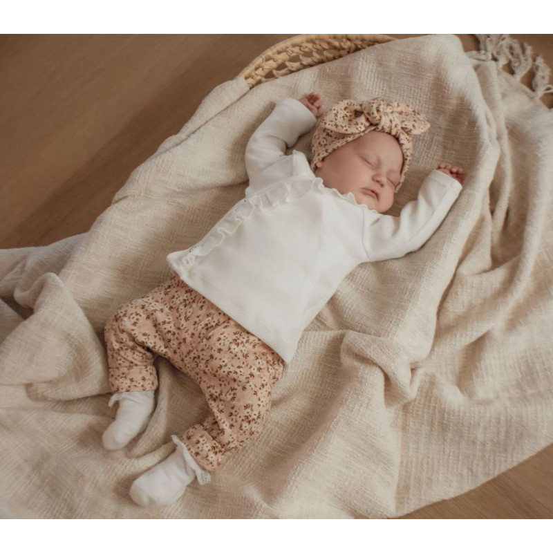 Newborn overslagshirtje met ruffles in een fijne ribstof