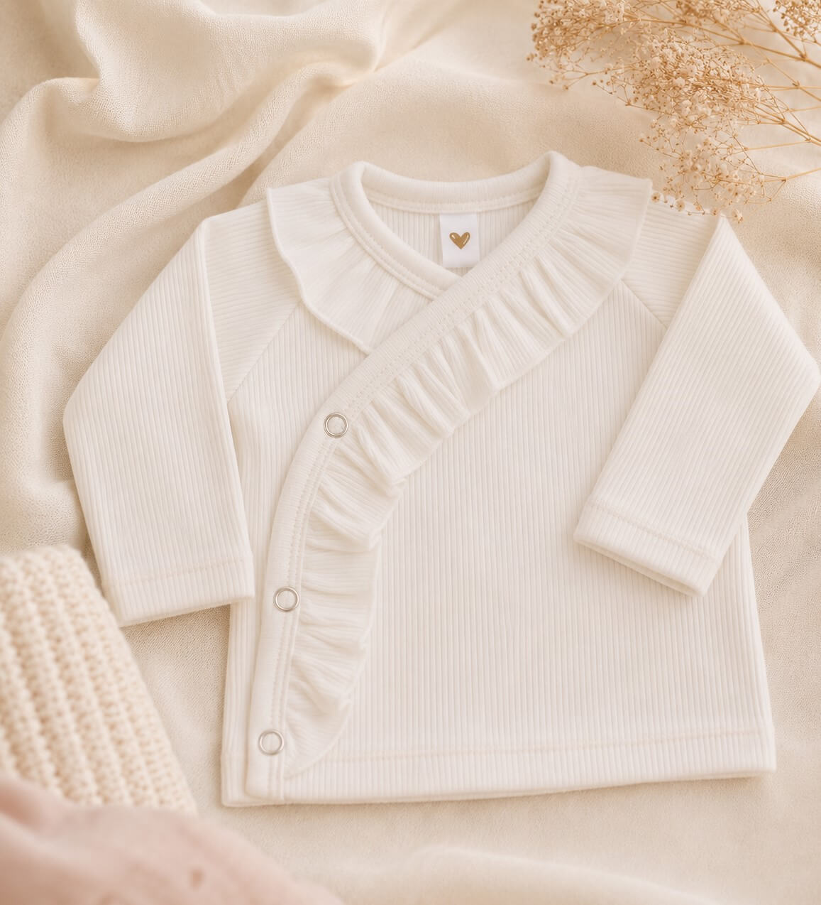 Newborn overslagshirtje in ecru in een dunne ribstof