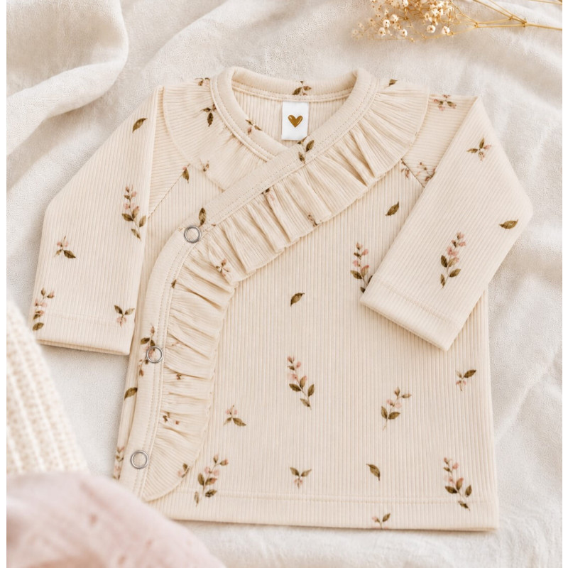 Newborn babyshirtje met een overslag en kleine roosjes