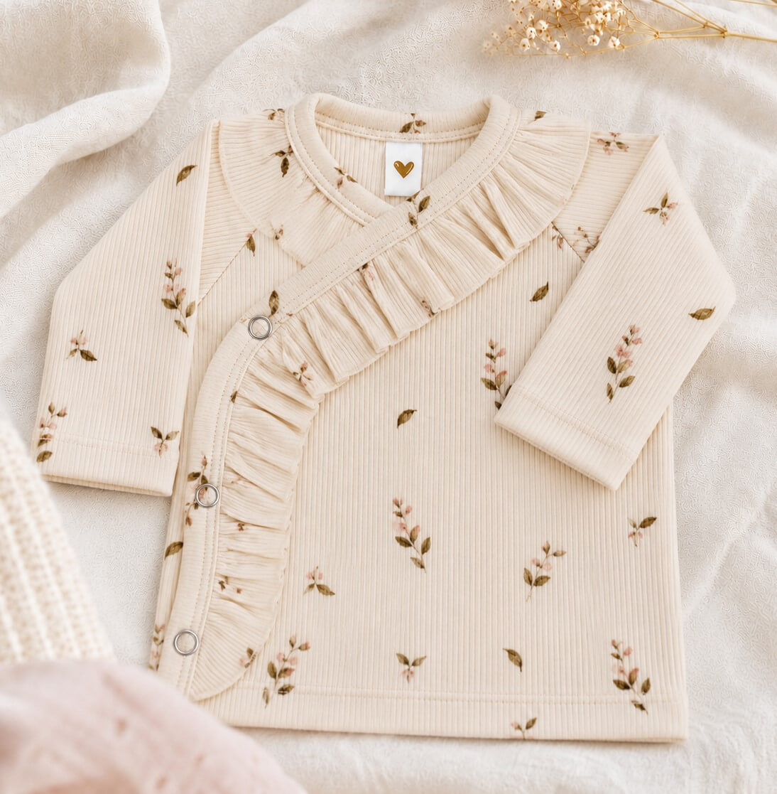 Newborn babyshirtje met een overslag en kleine roosjes