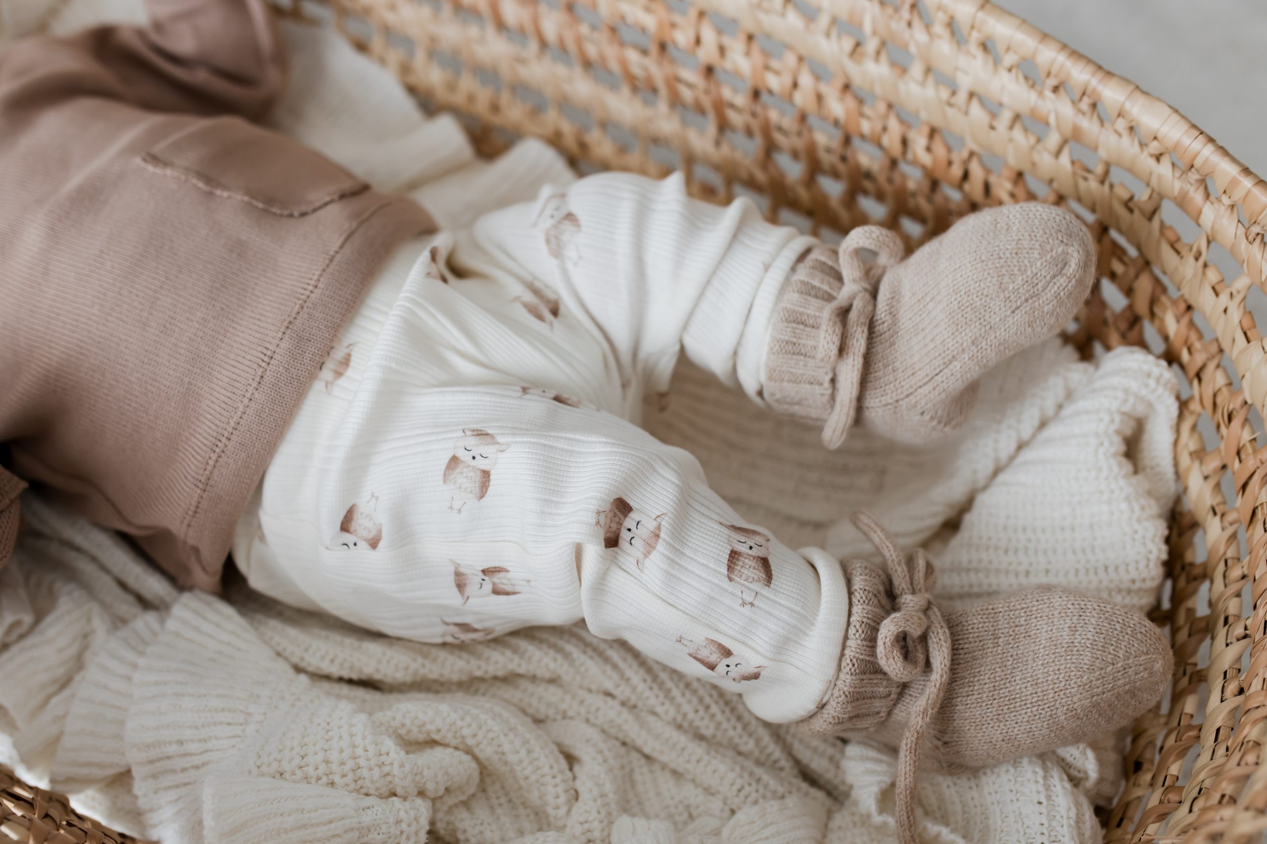 Newborn broekje met uiltjes in een onregelmatige ribstof.