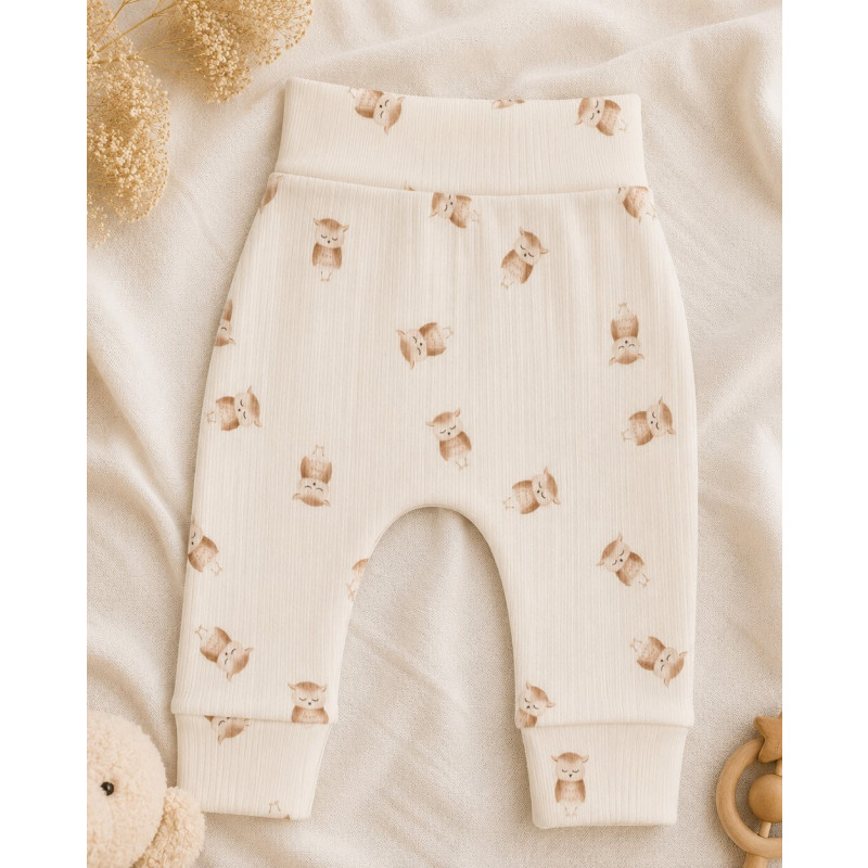 Newborn broekje met kleine uiltjes in een onregelmatige ribstof.