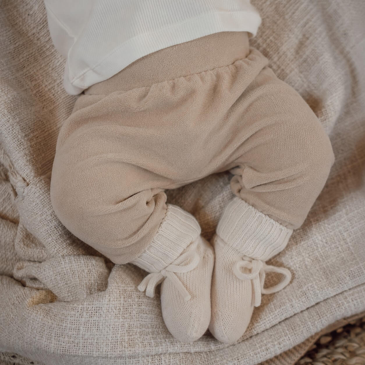 Een badstof newbornbroekje in een zandkleur.