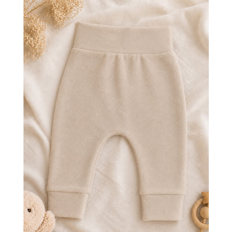 Een badstof newborn broekje in een zandkleur.